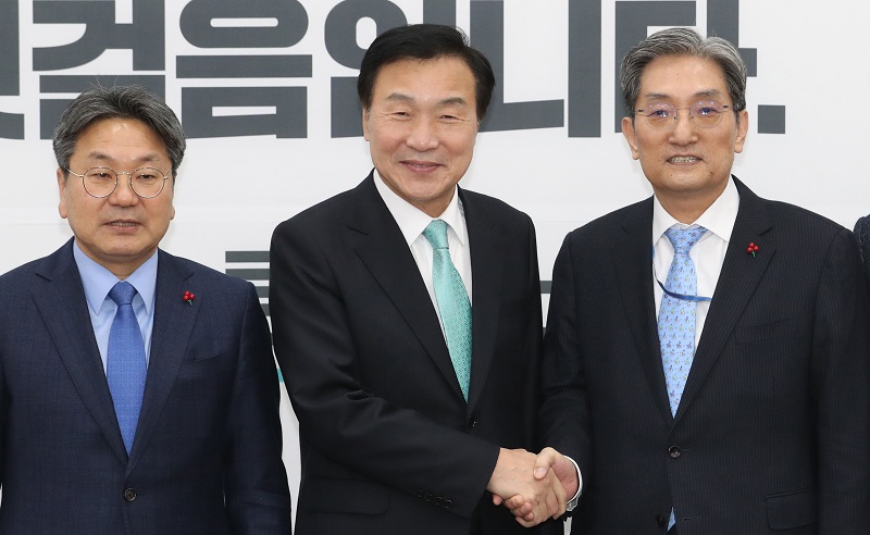 바른미래당 손학규 대표가 11일 서울 여의도 국회에서 노영민 대통령비서실장(오른쪽)과 강기정 정무수석의 예방을 받고 악수를 하고 있다.
