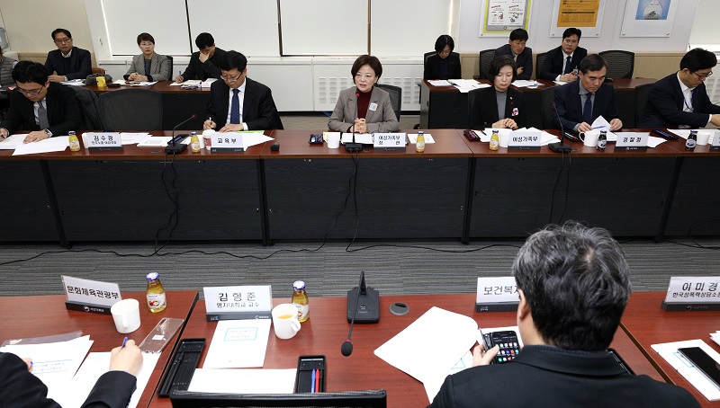 진선미 여성가족부 장관이 11일 오후 서울 종로구 정부서울청사 여성가족부 대회의실에서 열린 범정부 성희롱·성폭력 및 디지털 성범죄 근절 추진협의회에 참석해 모두발언을 하고 있다.