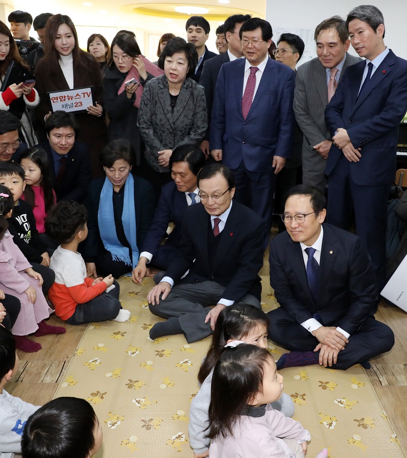 11일 오전 서울 구로구 혜원유치원에서 열린 더불어민주당의 국민과 더불어 '믿고 맡길 유치원' 현장 최고위원회의 후 이해찬 대표와 홍영표 원내대표 등 최고위원들이 유치원 어린이들과 즐거운 시간을 갖고 있다.