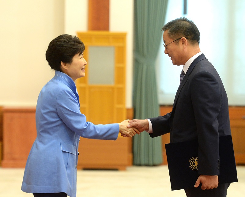 박근혜 전 대통령이 2016년 청와대 충무실에서 열린 신임 차관급 임명장 수여식에 참석, 권태오 민주평화통일자문위원회 전 사무처장에게 임명장 수여 후 악수하는 모습. 자료사진