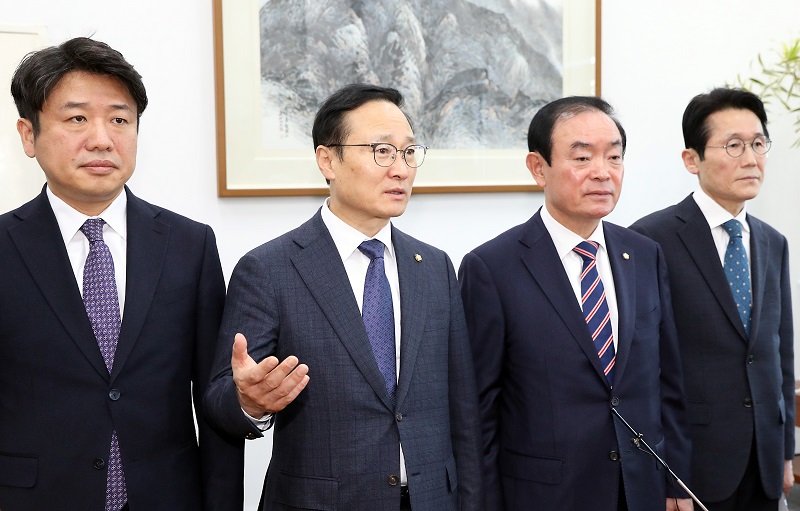 한국당 '5.18 발언'과 관련하여 11일 서울 여의도 국회 운영위원장실 회동한 왼쪽부터 유의동 바른미래당 원내수석부대표, 홍영표 더불어민주당, 장병완 민주평화당, 윤소하 정의당 원내대표가 기자들에게 논의한 대책을 말하고 있다.
