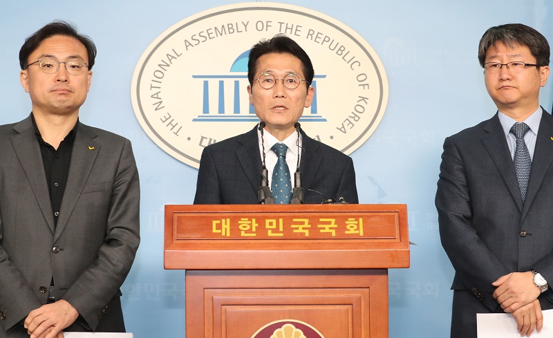윤소하 정의당 원내대표가 14일 서울 여의도 국회에서 탄핵해야 할 판사 명단을 발표하고 있다. 정의당은 권순일 대법관을 비롯해 이규진 전 대법원 양형위원회 상임위원, 이민걸 전 법원행정처 기획조정실장, 임성근 전 서울중앙지법 형사수석부장판사, 김민수·박상언·정다주·시진국·문성호 전 행정처 심의관, 방창현 전 전주지법 부장판사 등 10명을 반드시 탄핵해야 할 판사로 선정했다.