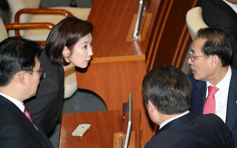 자유한국당 나경원 원내대표가 서울 여의도 국회에서 열린 본회의에서 정유섭 의원과 이야기를 나누고 있다. 자료사진