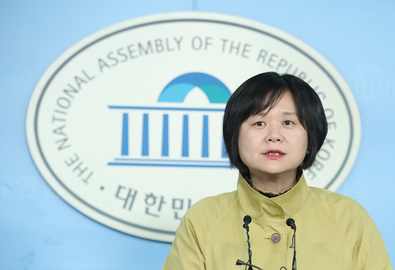 정의당 이정미 대표가 15일 서울 여의도 국회에서 낙태죄 폐지 법안 발의 기자회견을 하고 있다.