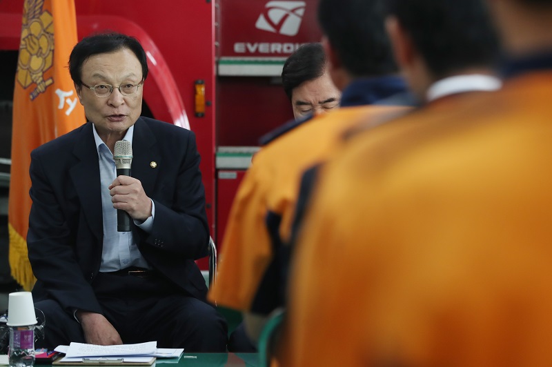 더불어민주당 이해찬 대표가 15일 경기 안양소방서를 방문, 소방직공무원 국가직화 관련 간담회에서 발언하고 있다.