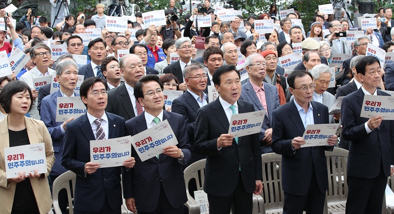 10일 오전 서울 용산구 남영동 민주인권기념관(옛 남영동 대공분실) 예정지에서 열린 '6·10민주항쟁 32주년 기념식' 참석자들이 '광야에서'를 제창하고 있다. 더불어민주당 이해찬, 바른미래당 손학규, 민주평화당 정동영, 정의당 이정미 대표 등 여야 4당 지도부가 참석했다.