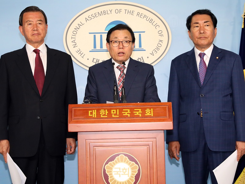 행정안전위원회 자유한국당 간사 이채익 의원이 13일 오후 서울 여의도 국회 정론관에서 이·통장 처우개선 및 책임성 강화 당정협의와 관련해 발언을 하고 있다. 왼쪽부터 홍문표, 이채익, 안상수 의원.