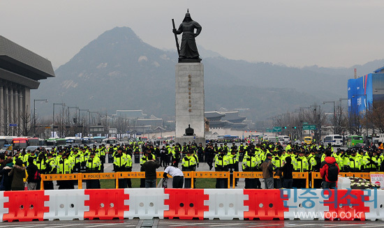지난 26일 경찰이 광화문광장을 봉쇄했다.