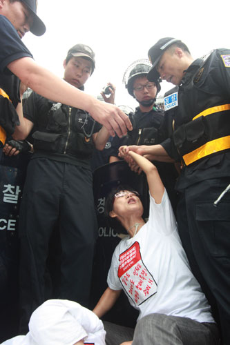경찰에 포위된 시민