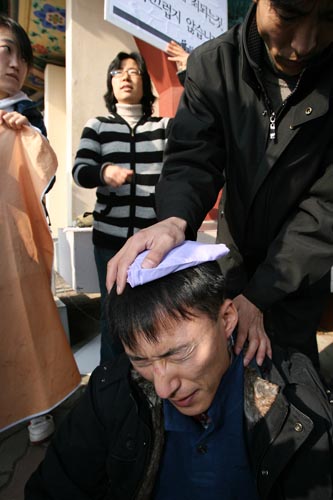 부상당한 진보단체 회원