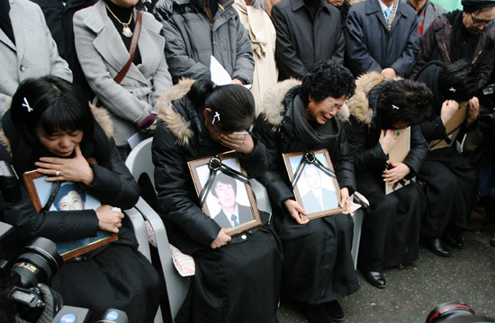 용산참사 협상이 타결된 2009년 12월 30일 용산범대위가 남일당 건물 옆에서 연 기자회견에서 유가족들이 오열하고 있다.