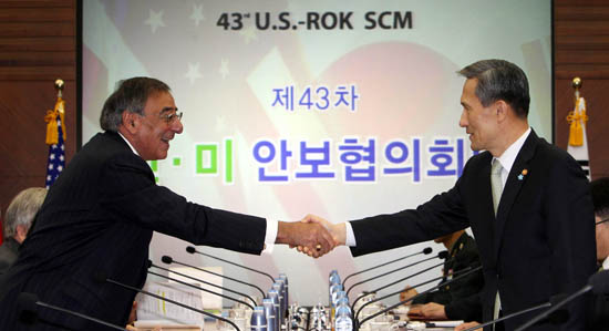 2011년 10월 서울 국방부에서 열린 한.미 안보협의회의 시작에 앞서 당시 김관진(오른쪽) 우리나라 국방장관과 리언 패네타 미국 국방장관이 악수하고 있다.