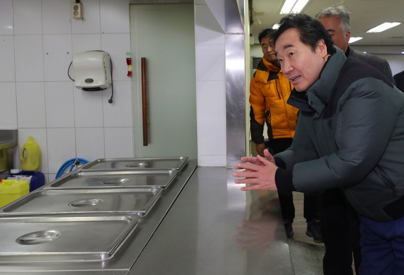 이낙연 국무총리가 8일 오전 서울 용산구 서울특별시립 다시서기종합지원센터를 방문, 급식시설을 살펴보고 있다.