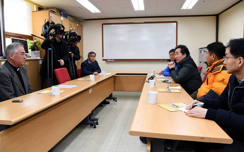이낙연 국무총리가 8일 오전 서울 용산구 서울특별시립 다시서기종합지원센터를 방문, 현황보고를 받고 있다.