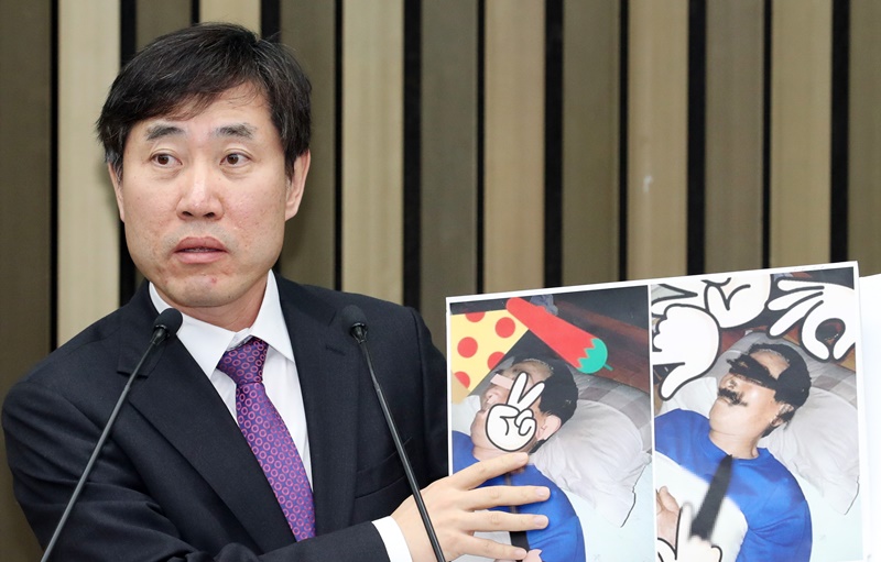 지난 4일 서울 여의도 국회에서 열린 바른미래당 최고위원회의 및 확대간부회의에서 하태경 최고위원이 자료를 보여주며 워마드를 테러리스트 집단으로 규정하며 여성가족부의 적극 대응을 촉구하고 있다. 2019.01.04.