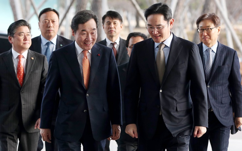 이낙연 국무총리가 10일 오후 경기 수원시 삼성전자 수원사업장을 방문해 이재용 삼성전자 부회장과 대화하며 로비로 들어서고 있다.