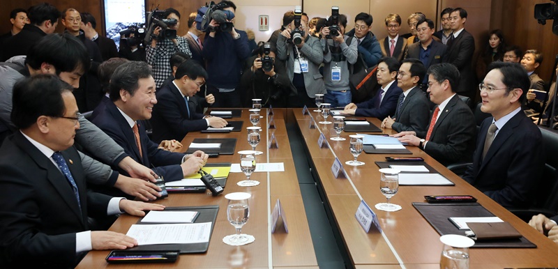 이낙연 국무총리가 10일 오후 경기 수원시 삼성전자 수원사업장을 방문해 이재용 삼성전자 부회장과 간담회를 하고 있다.