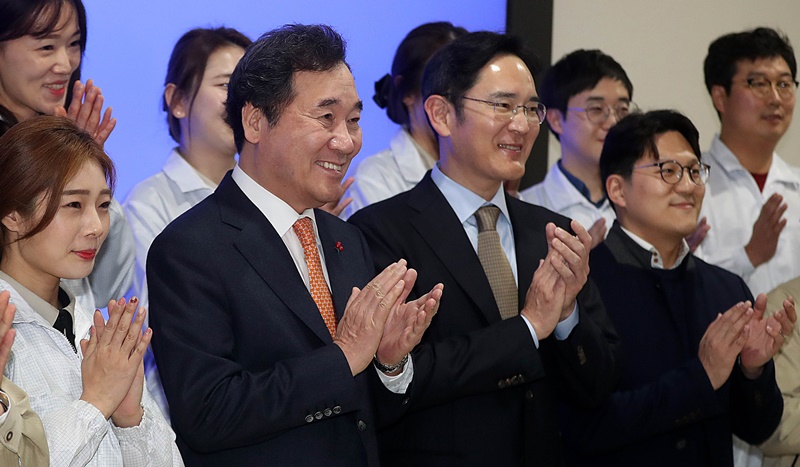 이낙연 국무총리가 10일 오후 경기 수원시 삼성전자 수원사업장을 방문해 이재용 삼성전자 부회장과 함께 5G장비 생산라인 근무자와 기념촬영을 하고 있다.