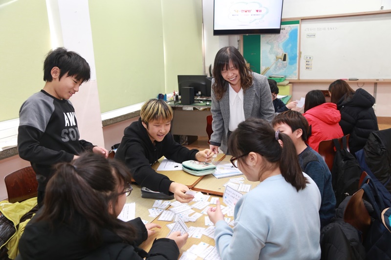 포스코인재창조원이 포항 청림초등학교와 광양 제철초등학교를 방문해 6학년 100여명을 대상으로 각각 2월 12일, 13일 ‘주니어 인성교실-꿈과 희망 With POSCO’ 프로그램 첫 차수를 운영했다고 포스코는 14일 밝혔다.