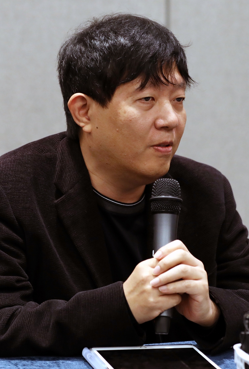 혁신성장본부 민간본부장인 이재웅 쏘카 대표가 19일 오후 서울 중구 은행연합회 뱅커스클럽에서 열린 '혁신성장 경제 라운드 테이블'에서 인사말을 하고 있다. 2018.11.19