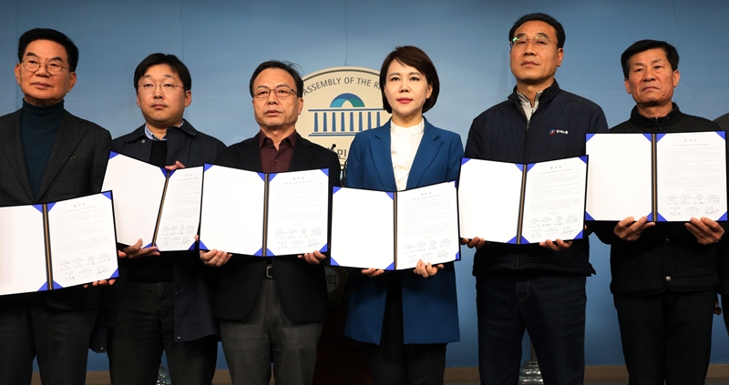 7일 오후 서울 영등포구 여의도 국회 정론관에서 열린 택시-플랫폼 사회적대타협기구 기자회견에서 전현희 더불어민주당 택시카풀 TF위원장, 정주환 카카오모빌리티 대표 등 참석자들이 합의문을 들고 기념촬영을 하고 있다. 2019.03.07.
