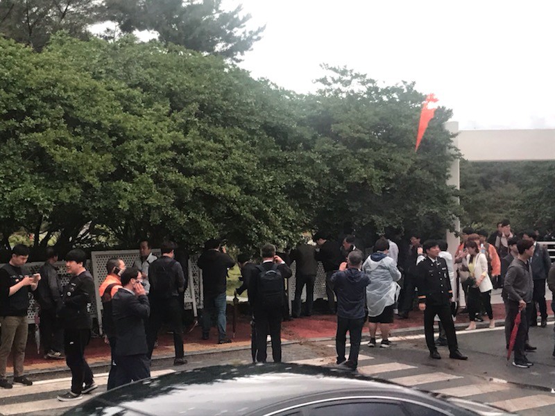 황교안 자유한국당 대표가 18일 5·18 민주화운동 기념식 참석 후 돌아가는 길 시민들 항의에 문 옆 담장을 뜯어내 그 사이로 도망치듯 빠져나갔다.