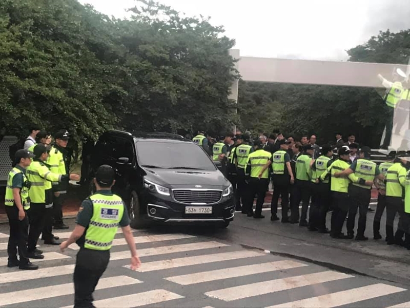 황교안 자유한국당 대표가 18일 5·18 민주화운동 기념식 참석 후 돌아가는 길 시민들 항의에 부딪혀 문 옆 담장을 뜯어내고 그 사이로 도망치듯 빠져나갔다.