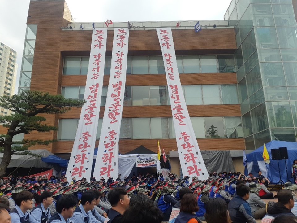 전국금속노동조합 현대중공업지부는 오토바이로 3곳 중 2곳의 입구를 막았다. 오는 31일 임시주총장으로 쓰일 한마음회관에 사측이 들어오지 못하도록 하기 위해서다.
