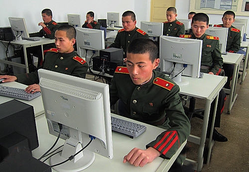 북한 평양의 만경대혁명학원에 학생들이 컴퓨터로 전산 수업을 받고 있다. 이 학교는 원래 부모가 일제와 싸우다 숨진 투사들의 후예들을 위해 지난 1947년 설립됐다.(자료사진)