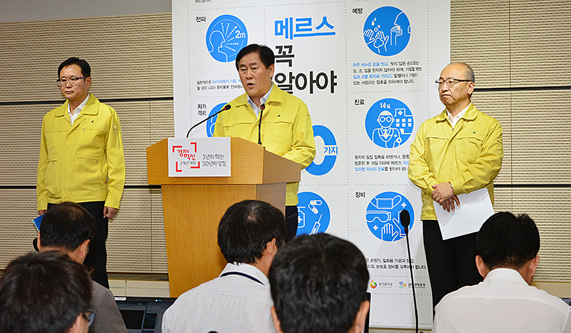 최경환 국무총리 직무대행이 6월 10일 오전 세종시 정부세종청사 보건복지부 브리핑룸에서 메르스(MERS 중동호흡기중후군) 관련 담화문 발표를 하고 있다.