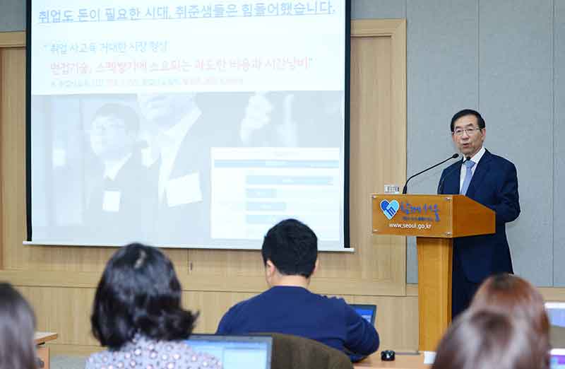 박원순 서울시장이 9일 오전 서울 중구 서울시청 신청사 브리핑실에서 '서울 일자리 대장정' 한 달여간의 성과를 발표 하고 있다.