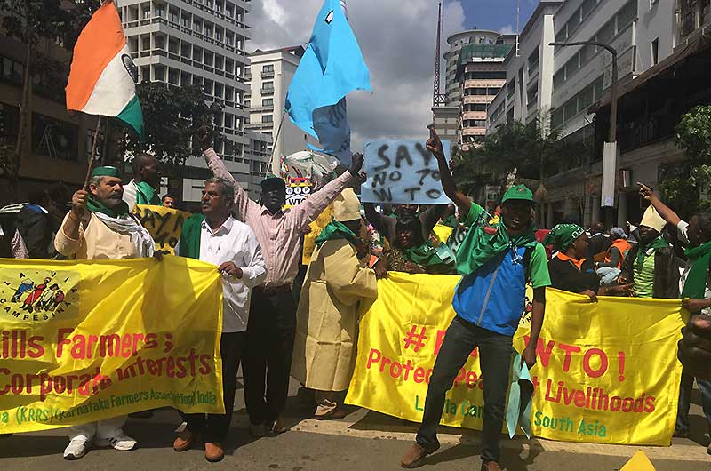 전세계 농민운동가들이 지난 2015년 12월 17일(현지시간) 제10차 WTO 각료회의가 열리는 케냐 나이로비에서 WTO 해체를 촉구하는 행진을 하고 있다.