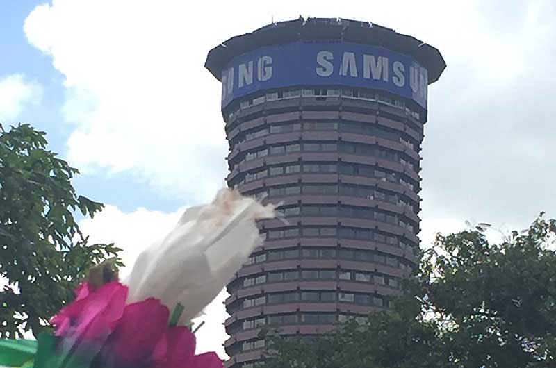KICC 건물 고층부에 'SAMSUNG' 로고가 그려진 전광판이 보인다.