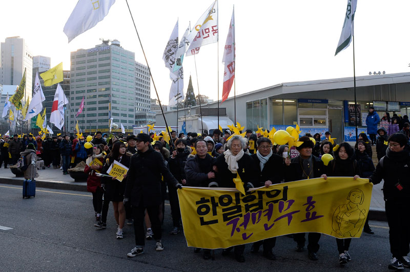 9일 오후 중구 서울광장에서 열린 '일본군 위안부 한일합의 무효선언 국민대회'에서 참가자들이 옛 일본대사관을 향해 거리행진을 하고 있다.