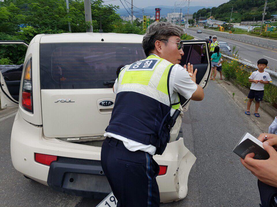 15일 저녁 황교안 총리가 탑승한 차량이 이모씨의 차를 들이 받자 이씨가 신고해 출동한 경찰이 현장을 조사하고 있다.