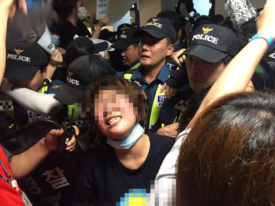 30일 오후 서울 서대문구 이화여대 대학 본관에 경찰 병력이 투입됐다.