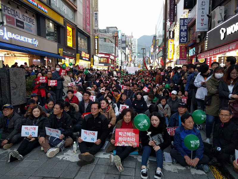 19일 오전 부산 서면에 발디딜 틈 없이 꽉 찾 시민들이 박근혜 정권 퇴진 촉구 집회를 기다리고 있다.