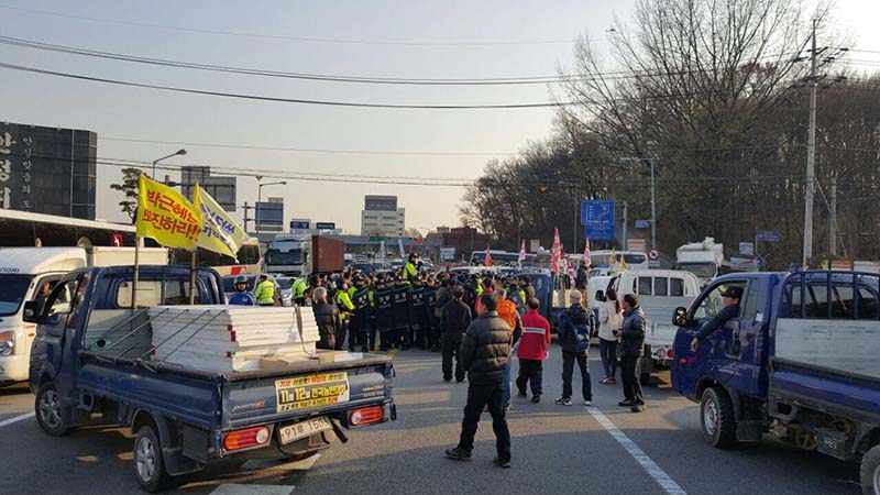 경찰이 25일 오후 3시경 안성IC 앞에서 농민들의 고속도로 진입을 막고 있다.