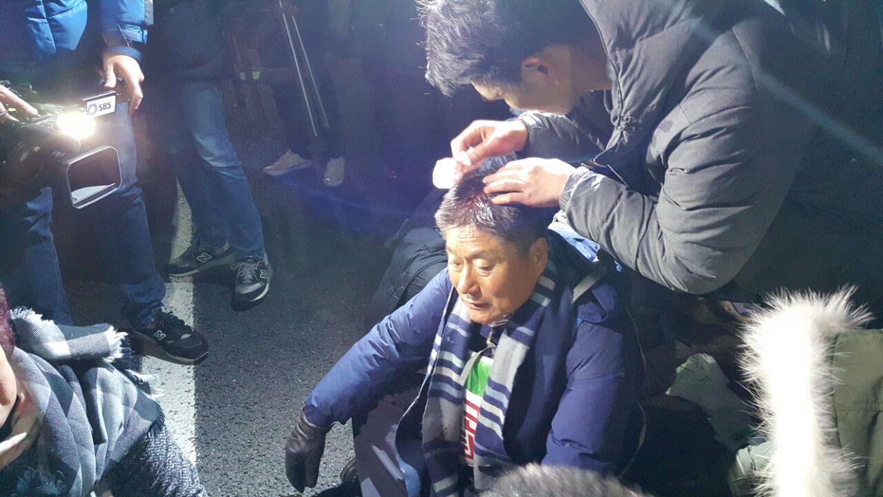 전국농민회총연맹 김영호 의장이 경찰과의 충돌 과정에서 머리에 부상을 당해 피를 흘리고 있다.