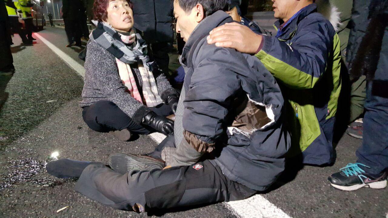 전국농민회총연맹 회원이 경찰과의 충돌 과정에서 다리에 부상을 당해 주저 앉았다.