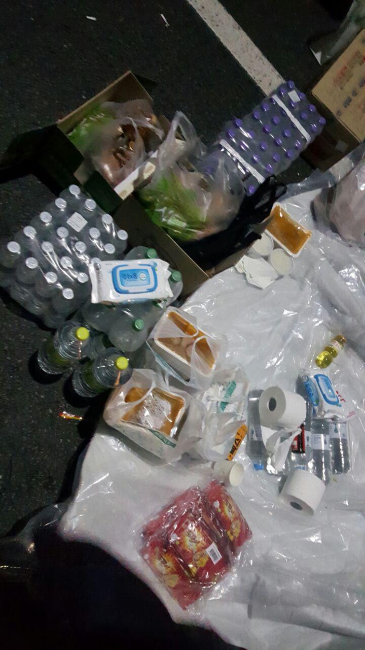 26일 새벽 경찰과 대치를 벌이고 있는 양재IC에 시민들의 격려 물품이 속속 도착하고 있다.