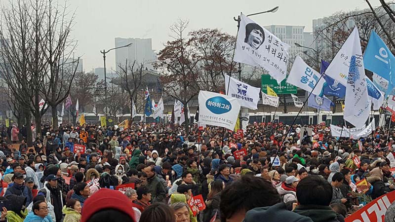 26일 오후 4시 20만명의 시민들이 청와대를 향해 행진하고 있다.