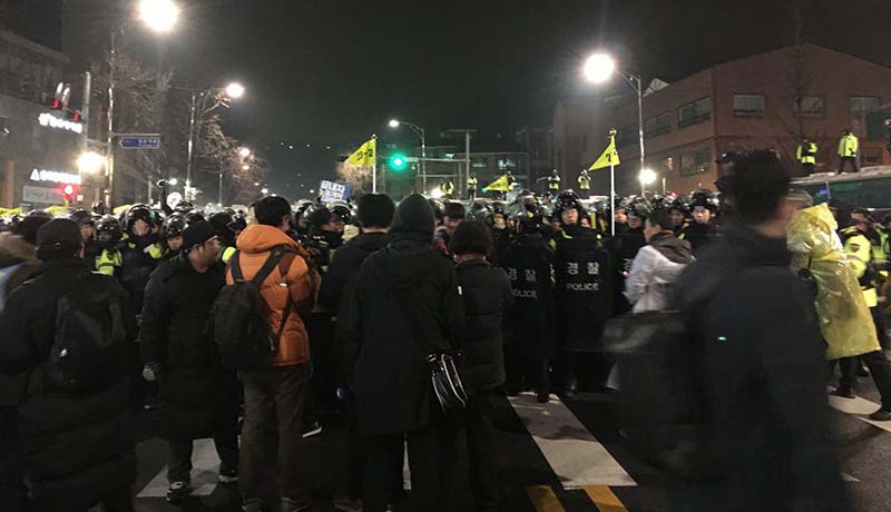 경찰이 26일 저녁 6시 30분께 청운동사무소 앞에서 시민들을 밀어내고 있다.