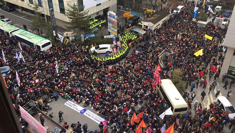 3일 오후 2시 현재 새누리당사 앞에는 박근혜 탄핵을 가로막고 있는 새누리당에 분노한 시민들이 모여들어 집회를 열고 있다.
