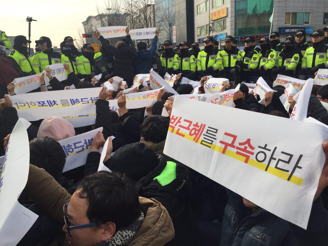 8일 오전 11시 10분께 서울 종로구 청운동주민센터 앞 도로에 청년 50여명이 '박근혜를 구속하라' '박근혜를 체포하라'라는 피켓을 들고 기습 시위를 벌이고 있다.