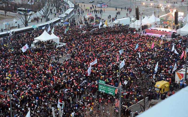 24일 오후 서울 종로구 광화문광장에서 시민들이 박근혜 대통령 퇴진 촉구 제9차 범국민 촛불집회를 앞두고 열린 사전집회에 참석하고 있다.