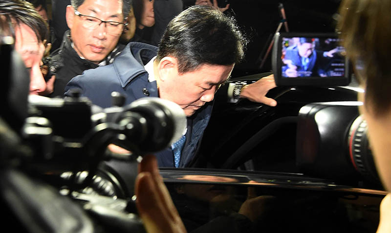 중소기업진흥공단(중진공)에 자신의 사무실 인턴 직원을 채용하도록 압력을 행사한 의혹을 받고 있는 최경환 자유한국당 의원이 4일 오전 경기 수원지방검찰청 안양지청에서 조사를 마친 뒤 귀가하고 있다.