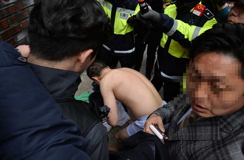 박근혜 전 대통령의 검찰 소환을 하루 앞둔 20일 오후 서울 강남구 박 전대통령 자택 앞에서 신원미상의 한 남성이 나체로 출현, 경찰에 연행되고 있다.