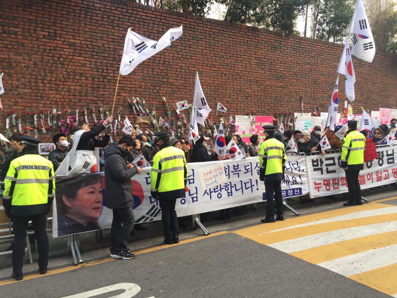 21일 오전 8시 30분 현재 박근혜 전 대통령 자택 앞에서 지지자들이 모여있다.