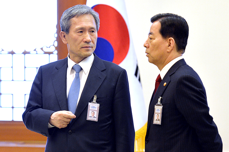 김관진 전 국가안보실장(왼쪽)과 한민구 국방부 장관(오른쪽)